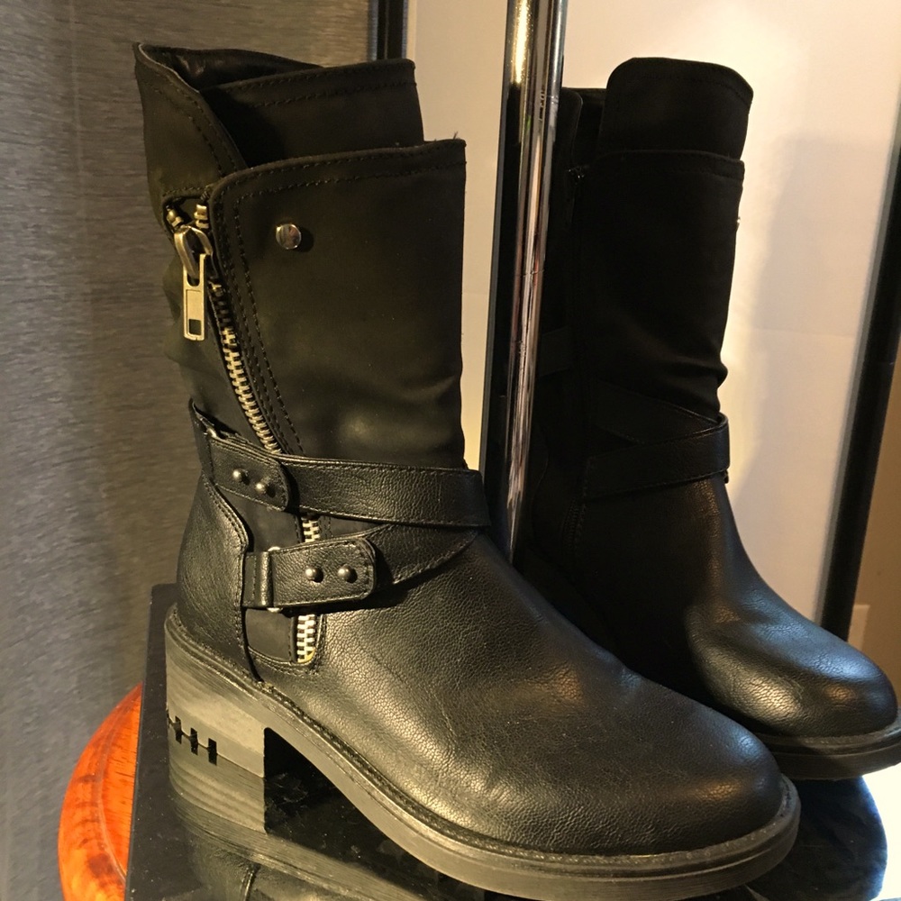 Carlos Santana ladies size 7 short hiking style boots.